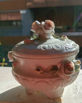 Cofanetto vintage Capodimonte con roselline.