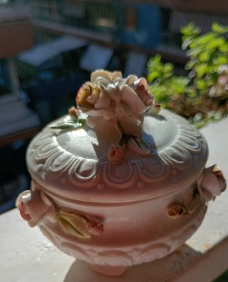 Cofanetto vintage Capodimonte con roselline.