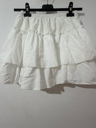 Falda blanca volantes