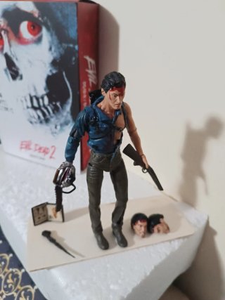Figura Evil Dead 2 Videojuego para coleccionistas