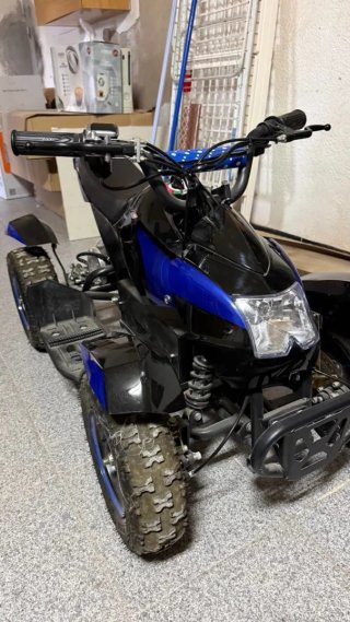 Quad eléctrico infantil negro y azul