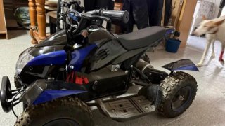 Quad eléctrico infantil negro y azul
