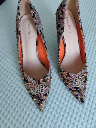 Zapatos tacón estampados con pedrería