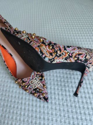 Zapatos tacón estampados con pedrería