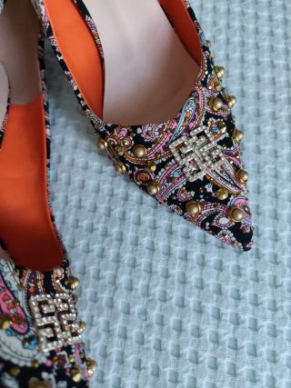 Zapatos tacón estampados con pedrería
