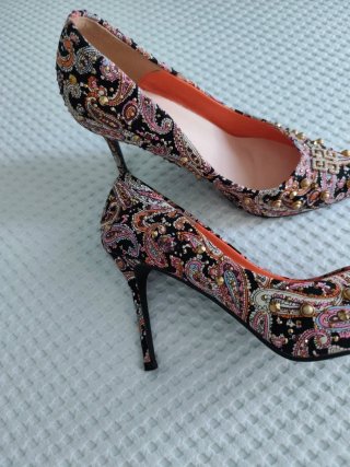 Zapatos tacón estampados con pedrería