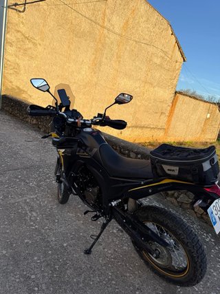 Moto Vogue 300 Adventure Negra y Amarilla