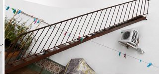 Escalera exterior metálica, con doble baranda .
