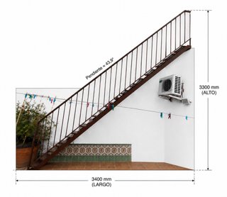 Escalera exterior metálica, con doble baranda .