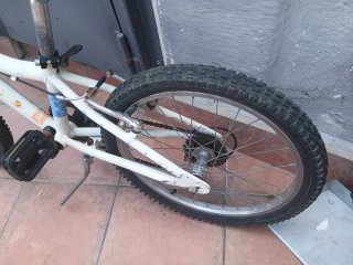 Bicicleta infantil blanca