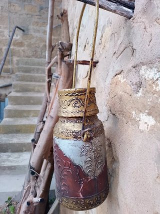 Lechera de madera pintada a mano