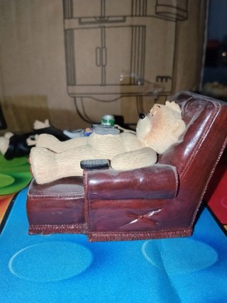 Figura bad taste bear oso cerámica sillón Norman