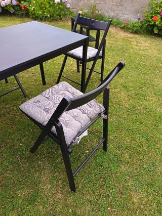 Mesa 67x110, altura 73 y 4 sillas plegables