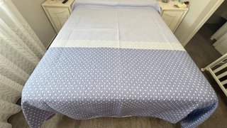 Colcha azul y blanca