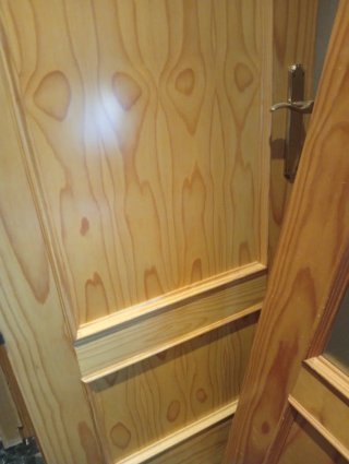 Seis puertas de madera