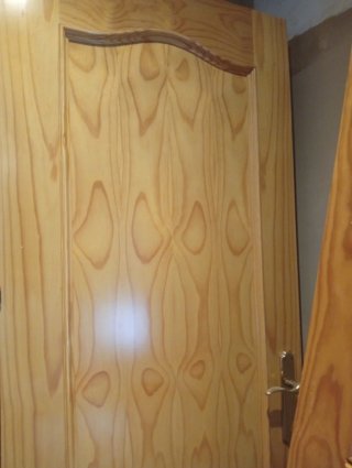 Seis puertas de madera