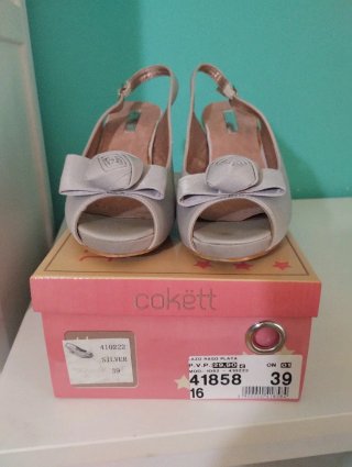 Zapatos de fiesta lazo,son de raso color plata
