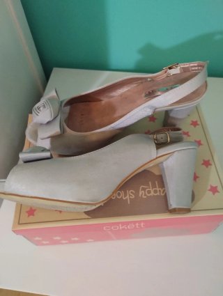 Zapatos de fiesta lazo,son de raso color plata