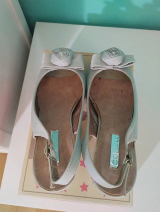 Zapatos de fiesta lazo,son de raso color plata