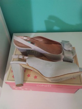 Zapatos de fiesta lazo,son de raso color plata