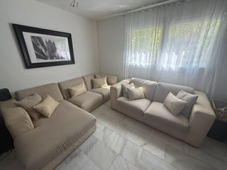 Due divani in pelle e tessuto beige in buone condizioni