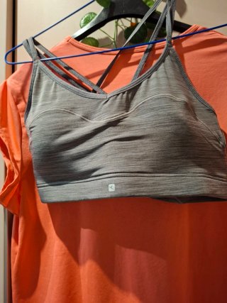 Top deportivo Decathlon gris