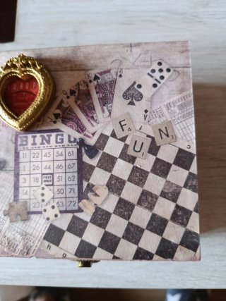 Caja de madera decorada a mano