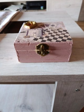 Caja de madera decorada a mano