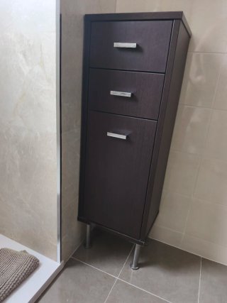 Muebles color wengue y metal + pica Roca