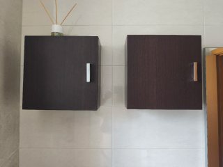 Muebles color wengue y metal + pica Roca