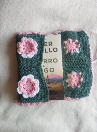 Funda libro crochet flores verde y rosa y blanco
