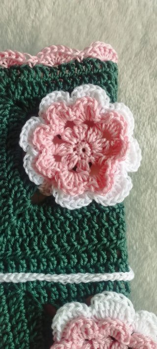Funda libro crochet flores verde y rosa y blanco