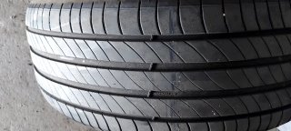 235/45 R20 100V