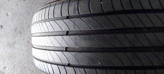 235/45 R20 100V
