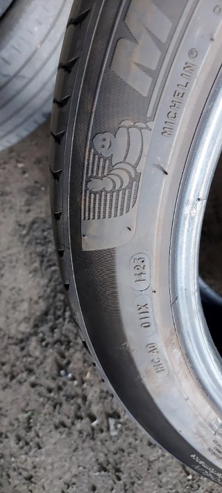 235/45 R20 100V