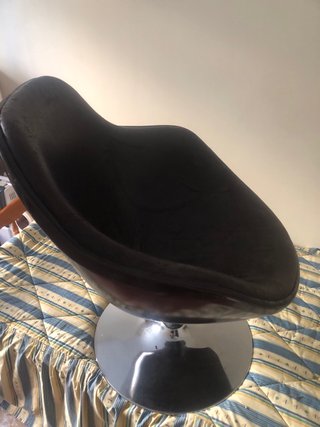 Sillón de cuero negro y metal