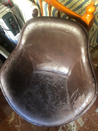 Sillón de cuero negro y metal
