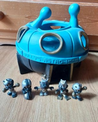 BULLY'S ASTRO HAUS con figuras