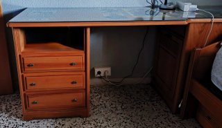 Cama con escritorio de madera y cristal