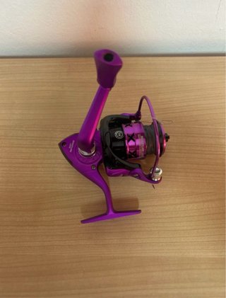 Caña de pesca Spinning púrpura y blanca