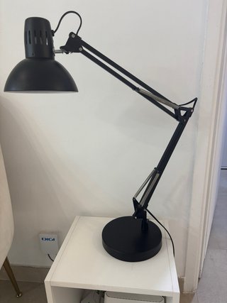 Lámpara de escritorio negra ajustable