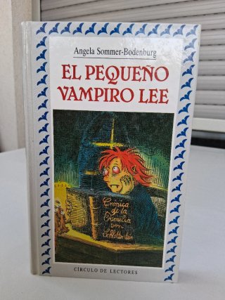 Libro El pequeño vampiro lee