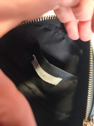 Bolso negro pequeño con cadena