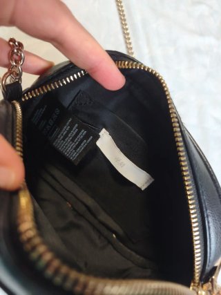 Bolso negro pequeño con cadena