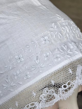 AntiguoGorro de dormir de encaje blanco y bordados