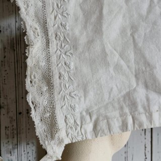 AntiguoGorro de dormir de encaje blanco y bordados