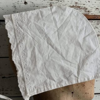 AntiguoGorro de dormir de encaje blanco y bordados