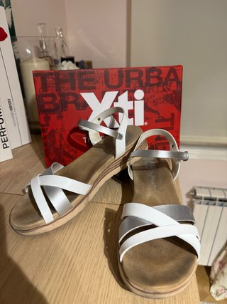 Sandalias Xti Plata y Blanco