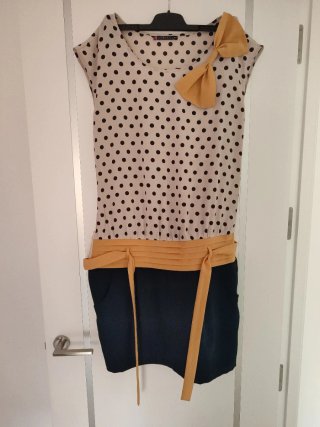 Vestido elegante lunares y lazo amarillo