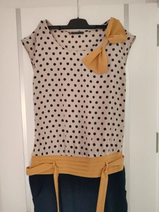 Vestido elegante lunares y lazo amarillo